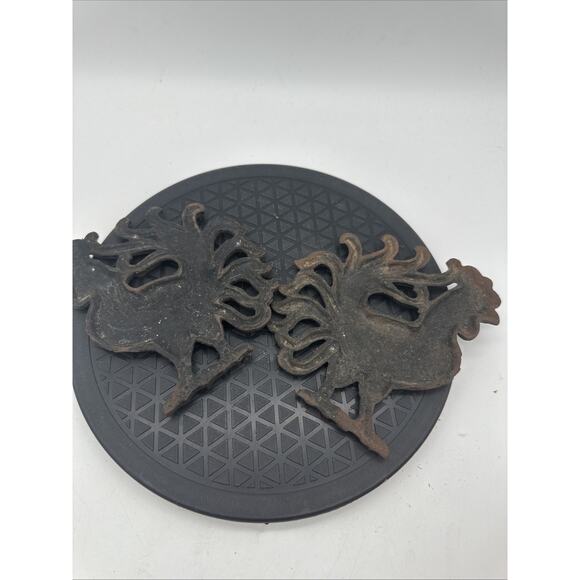 Set Of Two Vintage Cast Iron Chicken Wall art or Trivet - Picture 4 of 5